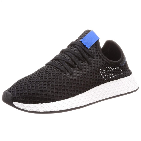 deerupt runner shoes white and black